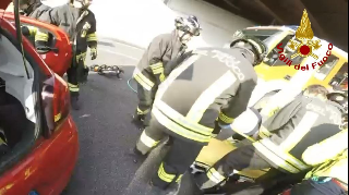 Senigallia – Incidente in A14, autocarro contro autovettura: pompieri in azione